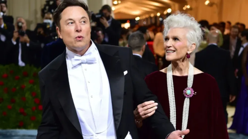Nëna e Elon Musk habit me deklaratën: Kur vizitoj djalin fle në garazh