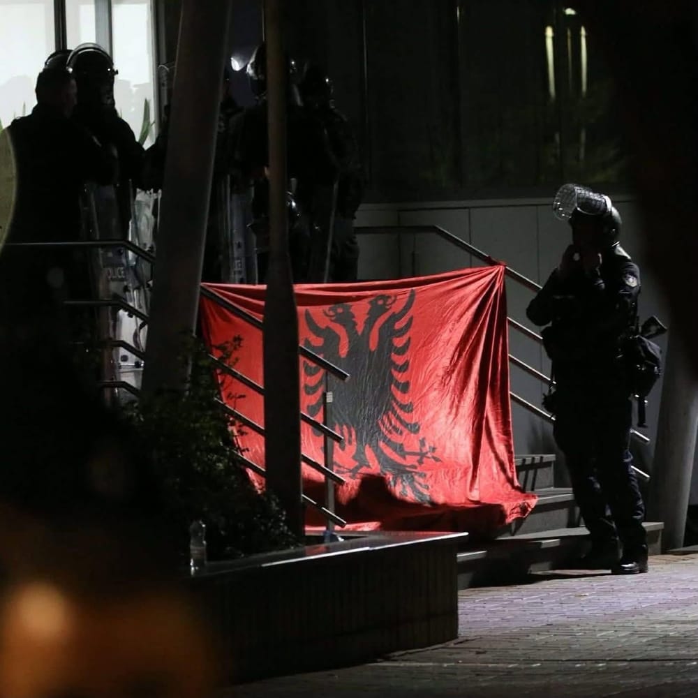 Flamuri kombëtar vendoset në hyrje të Qeverisë pas tensioneve