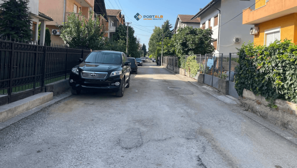 Tre rrugë në Tetovë pa asfalt gati një vit, banorët ankohen për pluhur