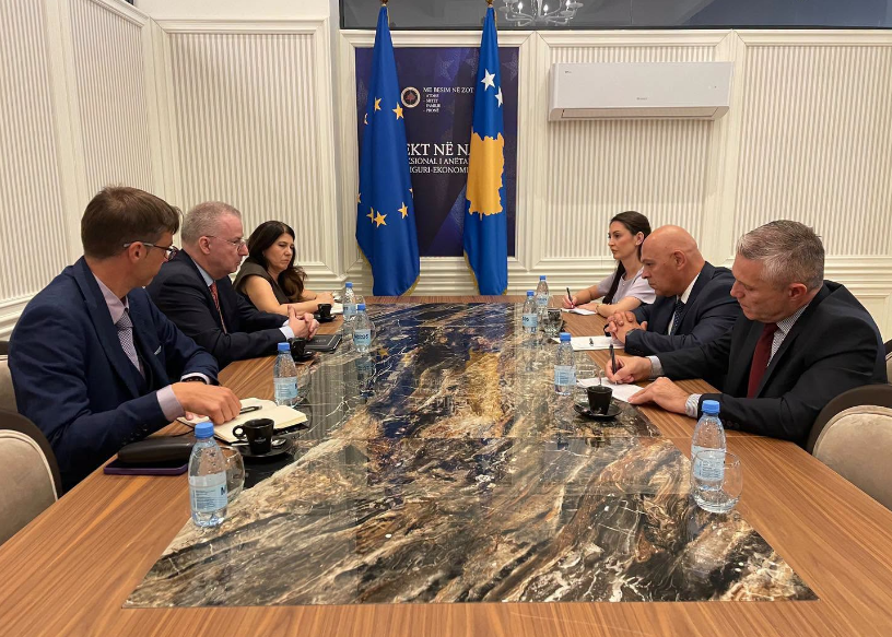 Gjini takon ambasadorin e BE-së, thekson avancimin e Kosovës drejt integrimit
