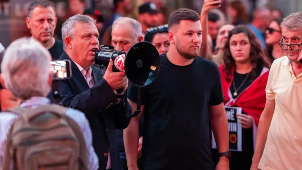 Diaspora shqiptare proteston në Times Square pas dënimeve të Hagës