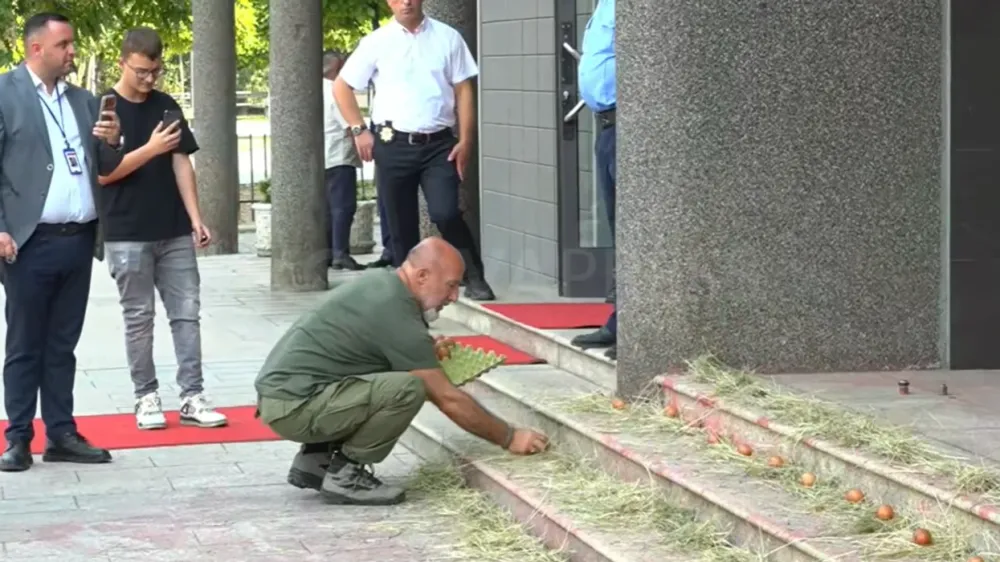 Aksion me vezë e kashtë para Kuvendit nga ish-ushtari i UÇK-së