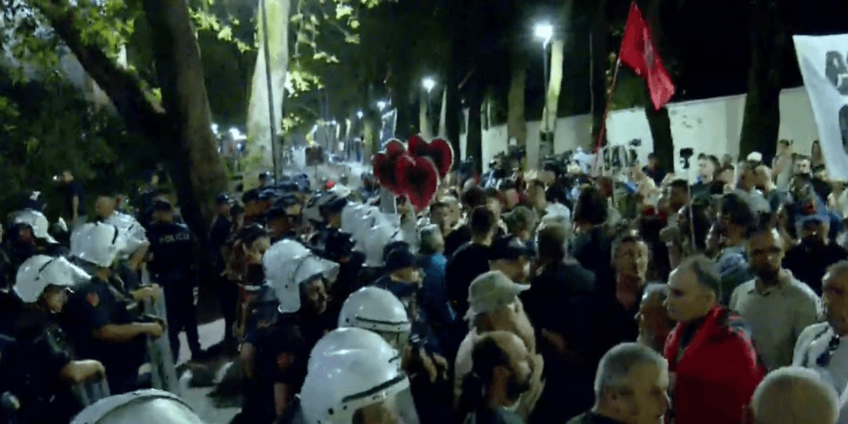Arrestohen 14 persona pas protestës së dhunshme para Kryeministrisë