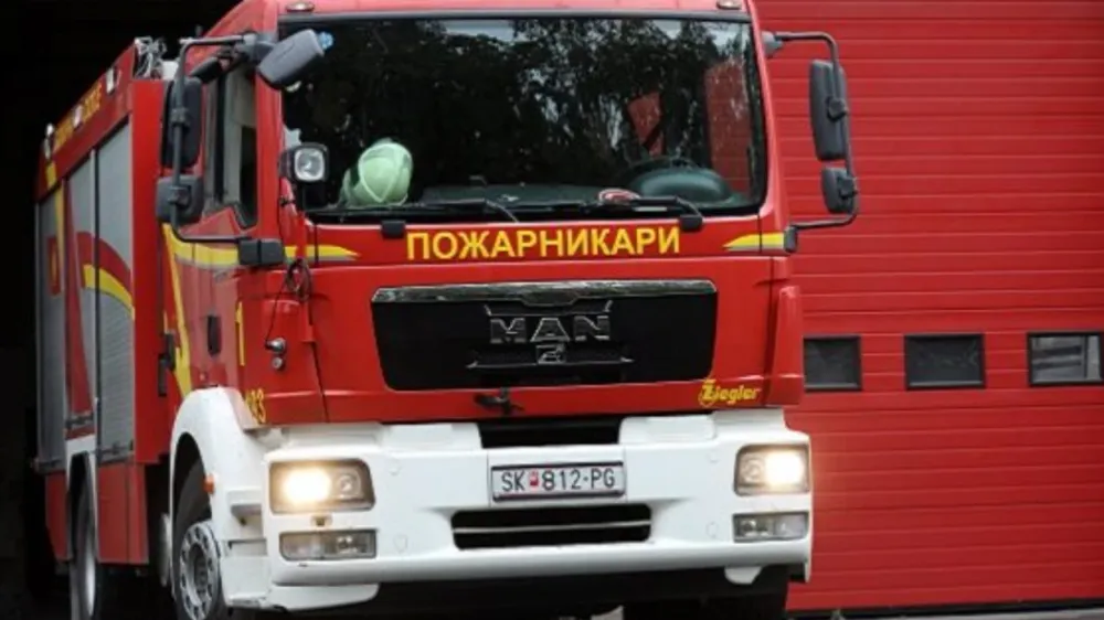 Zjarri në depon e ngjyrave në Shkup, zjarrfikësit në terren
