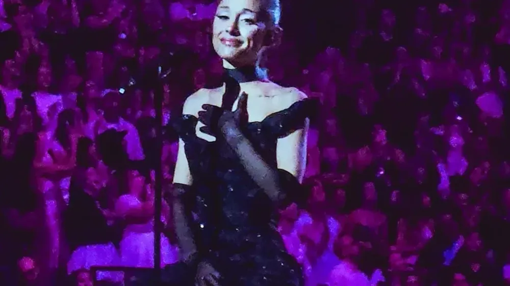 Ariana Grande shpërthen në lot në koncertin e fundit të turneut
