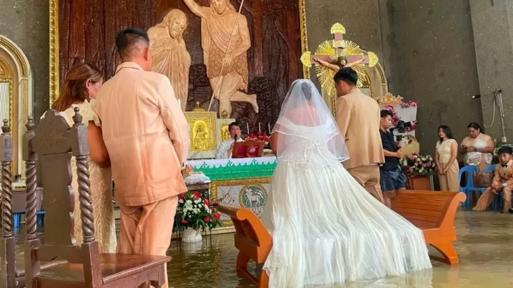 Çifti filipinas kurorëzon dashurinë në një kishë të përmbytur