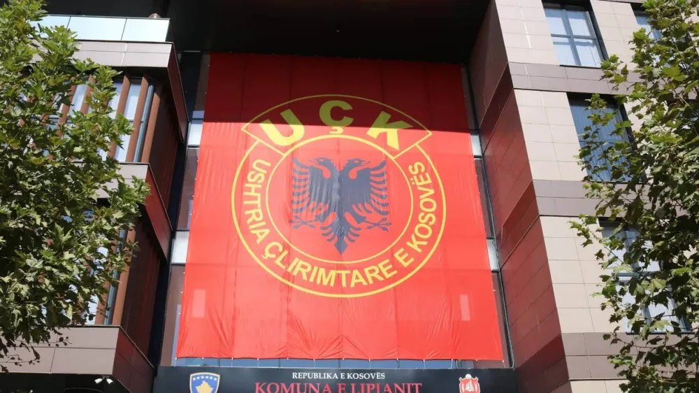 Flamur i Ushtrisë Çlirimtare të Kosovës në Komunën e Lipjanit