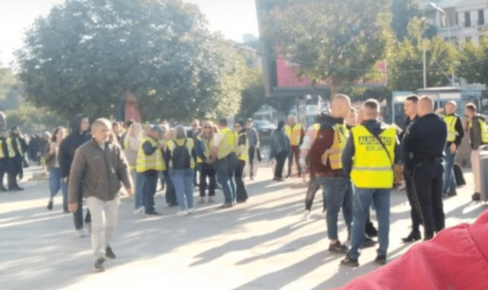 Hiqen tezgat ilegalë përreth Bit Pazarit dhe sekuestrohen 500 kg ushqime