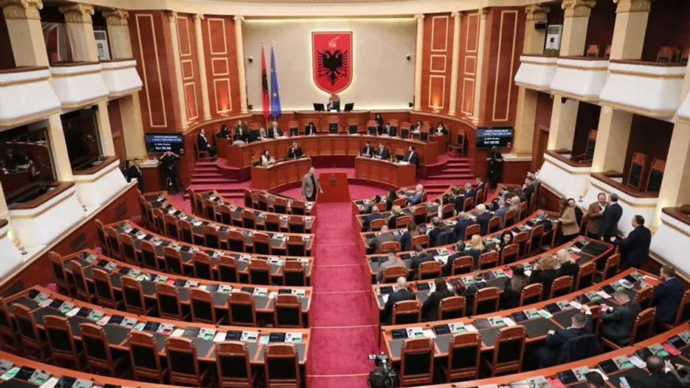 Kuvendi i Shqipërisë mblidhet në seancë plenare me interpelanca dhe projektligje