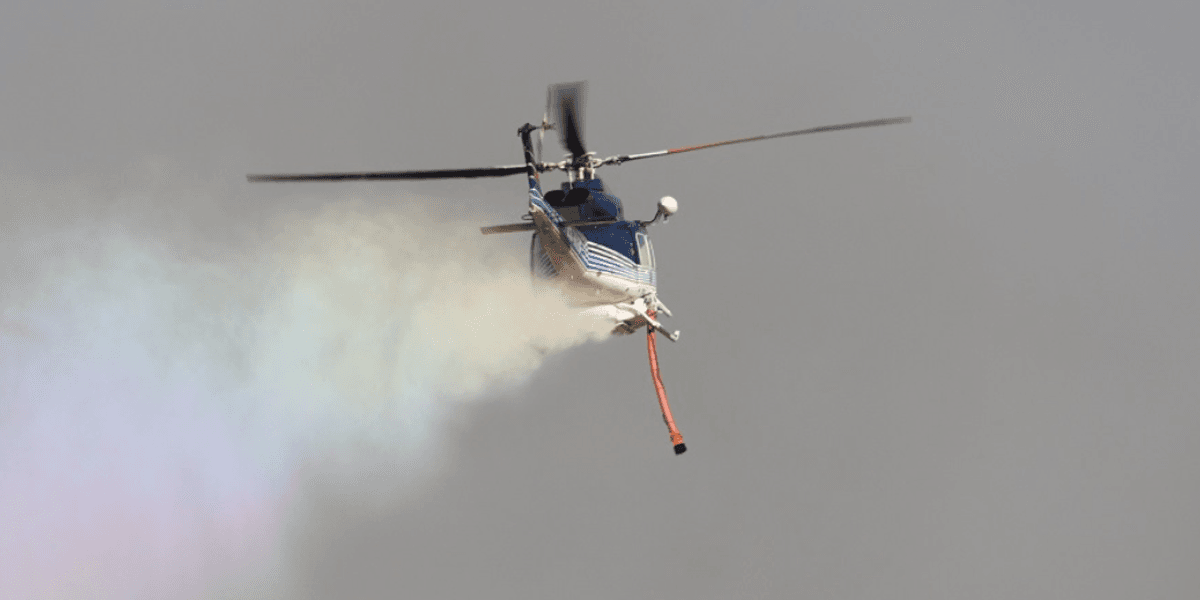 Zjarri në fshatin Graçan kërkon ndërhyrjen e helikopterëve dhe air tractorëve