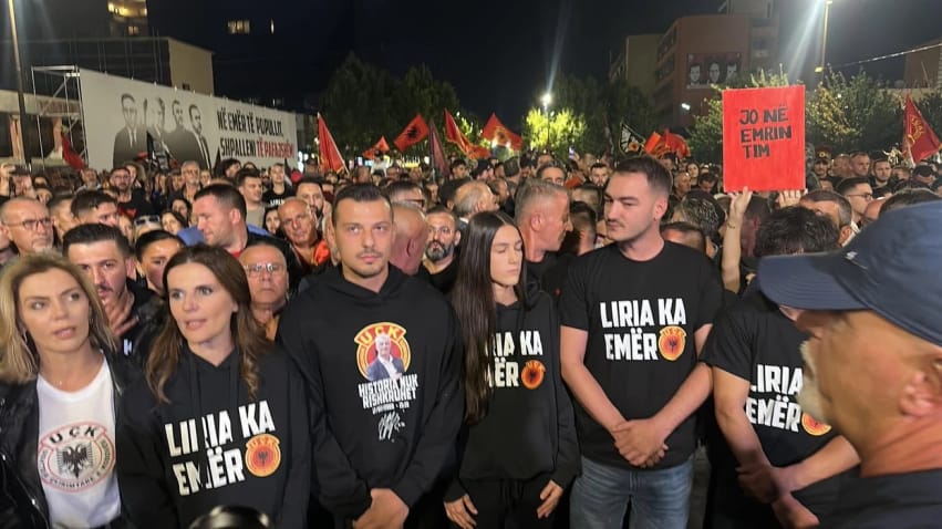 Endrit Thaçi e Klestor Veseli udhëheqin protestën kundër aktgjykimit të Hagës