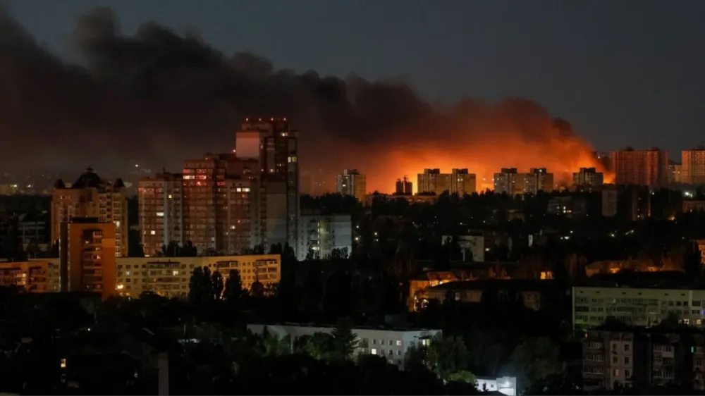 Eksplozione në Kiev, mbrojtja ajrore aktivizohet kundër raketave dhe dronëve rusë