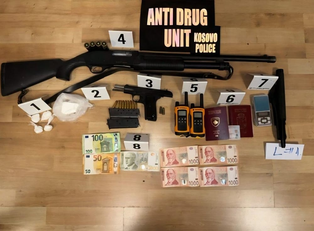 Bastisje në Mitrovicë: Mbi 110 gramë kokainë, armë dhe shufër “POLIC”