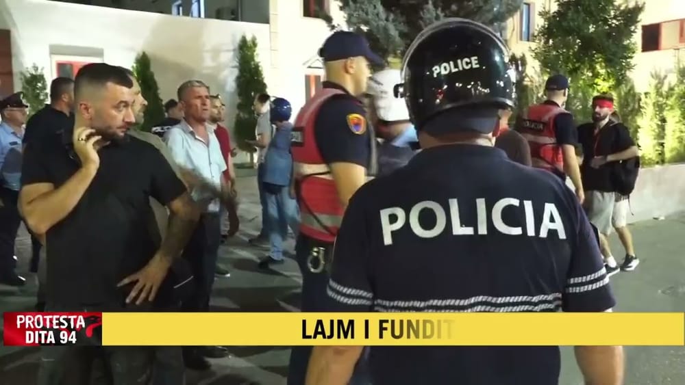 I mituri i trembur dhe duke qarë shpërthen ndaj policisë para Komisariatit 3