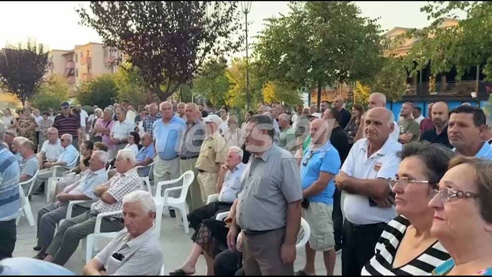 Patos mban dëgjese publike kundër bashkimit me Fierin