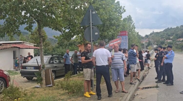 Banorët e Memaliajt bllokojnë aksin kundër bashkimit me Tepelenën
