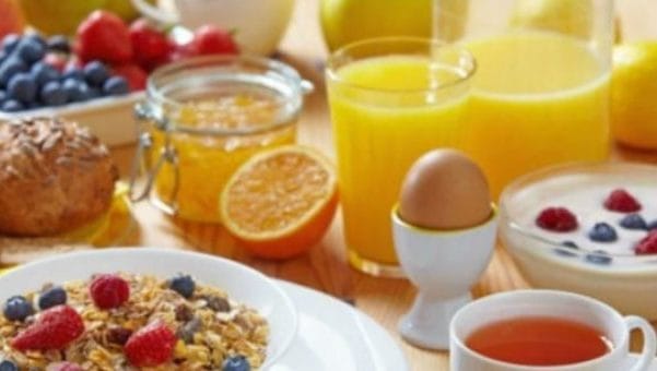Mëngjesi me tërshërë, vezë dhe porcione të mëdha ndihmojnë në peshë dhe energji
