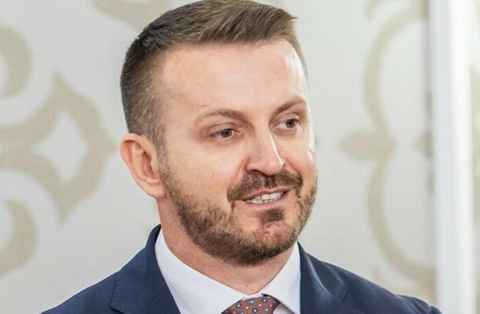 Ministri Marash Dukaj reagon pas ndalimit të shqiptarëve për flamurin