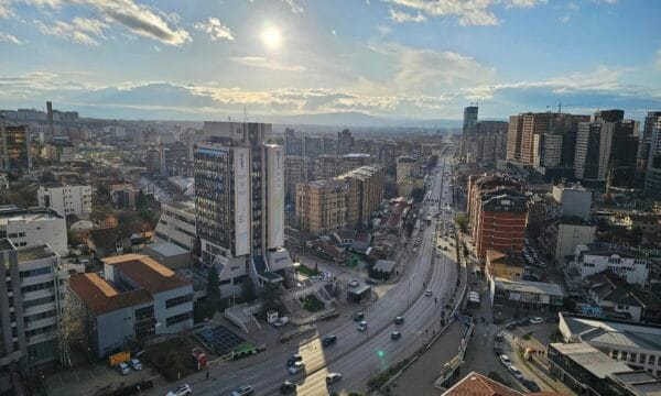 Parashikohen vranësira të shpeshta dhe reshje shiu të martën