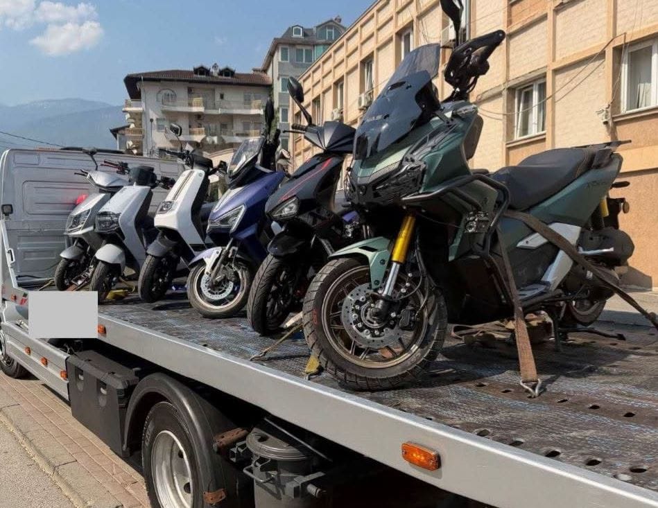Policia në Pejë sekuestron gjashtë motoçikleta gjatë aksionit për sigurinë në shkolla