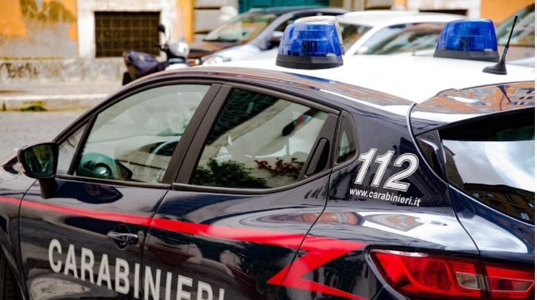13-vjeçari sulmon mësuesen me thikë në Romë, tentoi transmetim live