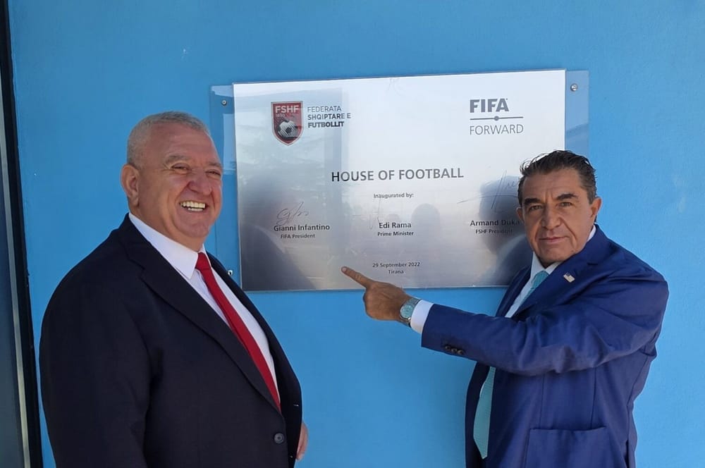 I dërguari i SHBA zhvilloi takim lobimi në Tiranë për kreun e FIFA
