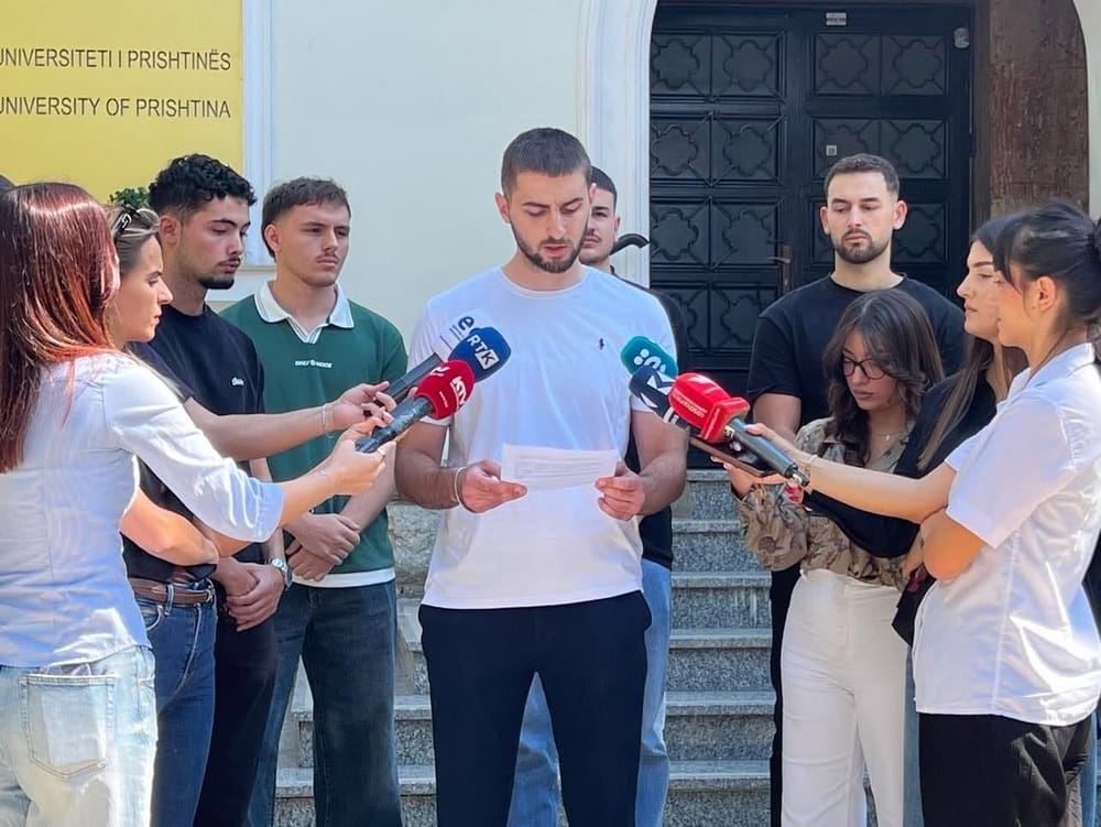 Studentët në marshin paqësor në Prishtinë