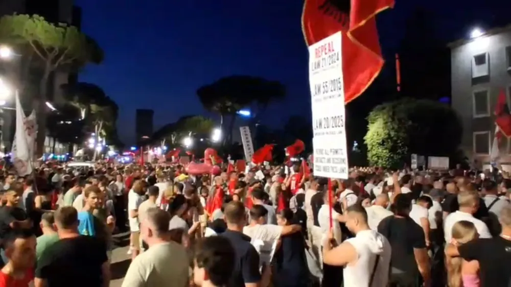 Përplasje te Kryeministria, policia largon protestuesit dhe shoqëron një person