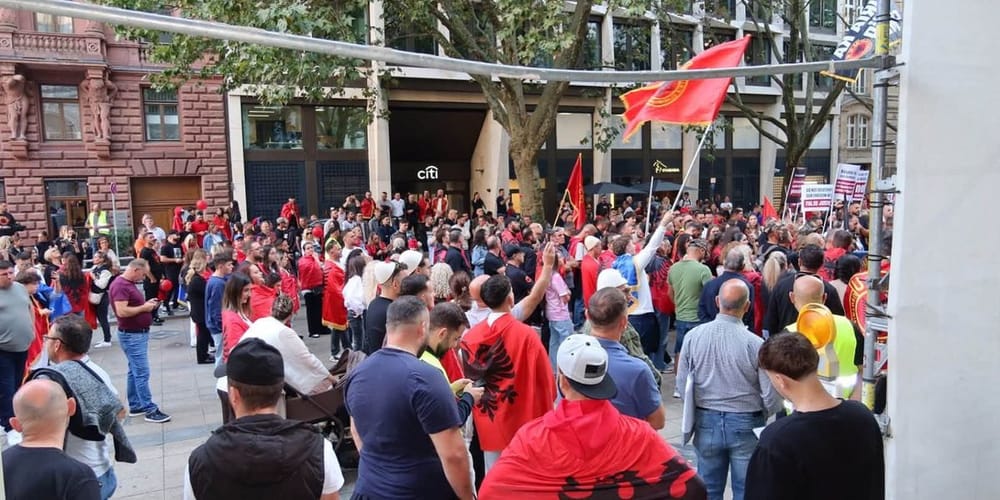 Protesta në diasporë për UÇK-në: Shqiptarët në Gjermani dhe Finlandë mbajnë protesta ku…