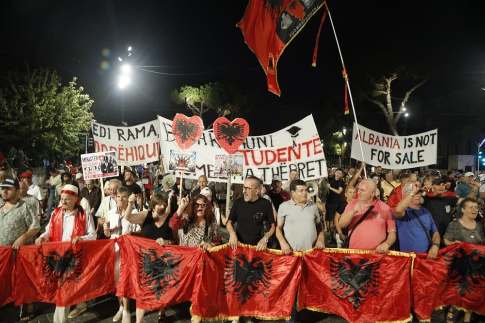 Gjykata e Tiranës liron 14 protestues, shpall arrestimin e paligjshëm
