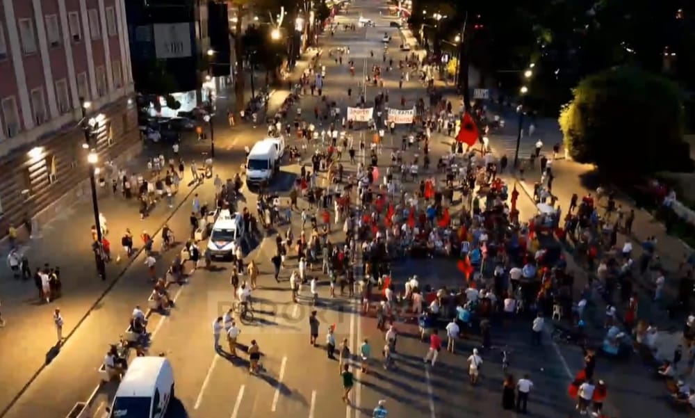 JavaNews: Koincidencë midis protestës në Tiranë dhe tubimit në Prishtinë më 12 shtator