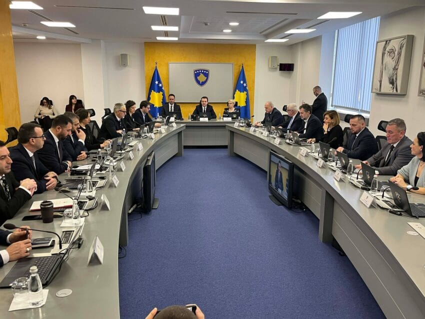 Specialja jashtë agjendës qeveritare teksa mblidhen 35 pika