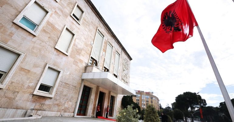 Qeveria hap thirrjen për studentët ekselentë, 210 vende në administratë