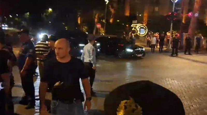 Rama largohet nga Kryeministria pas largimit të protestuesve