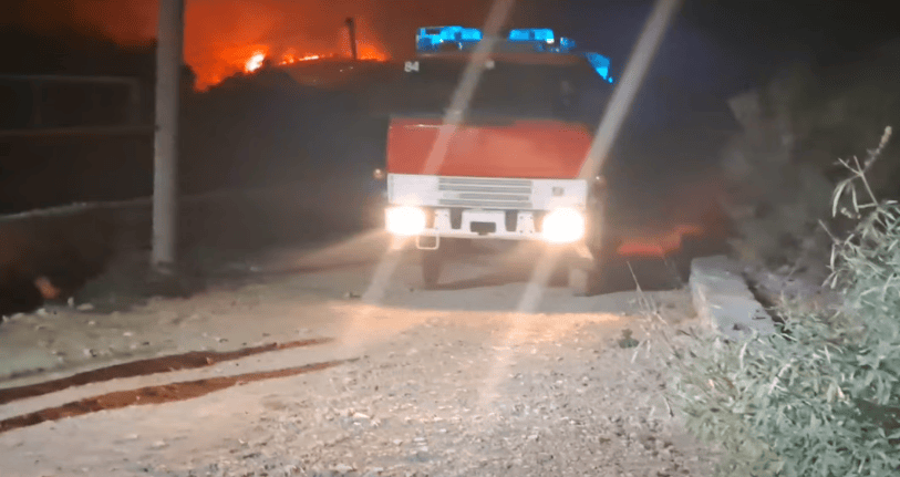 Mbi 450 persona dhe 160 ushtarë në frontin e zjarrit në Himarë