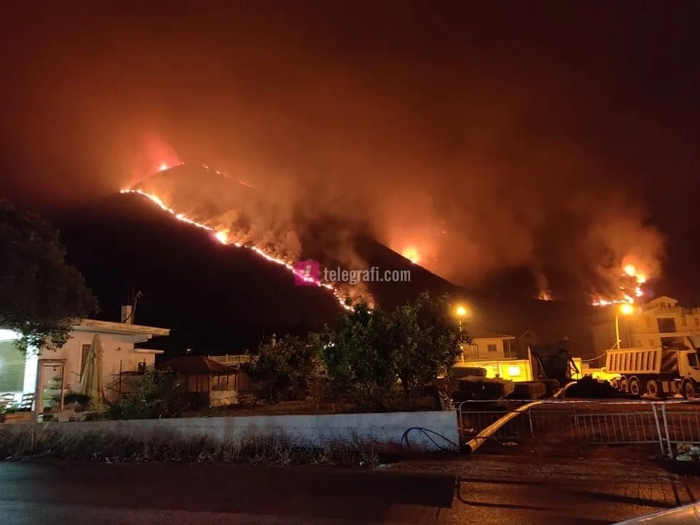 Tetë vatra zjarri mbeten aktive në hapësira të hapura