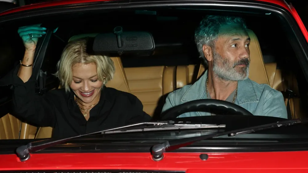 Rita Ora dhe Taika Waititi shfaqen së bashku në Los Angeles