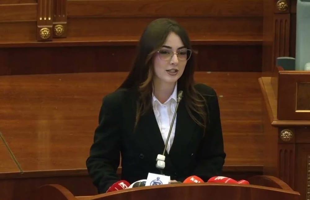 Sala Jashari, deputete e PDK-së, duke folur në seancë të Kuvendit të Kosovës