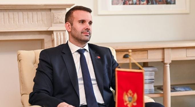 Mali i Zi paralajmëron rritje të pagave dhe ulje të barrës tatimore