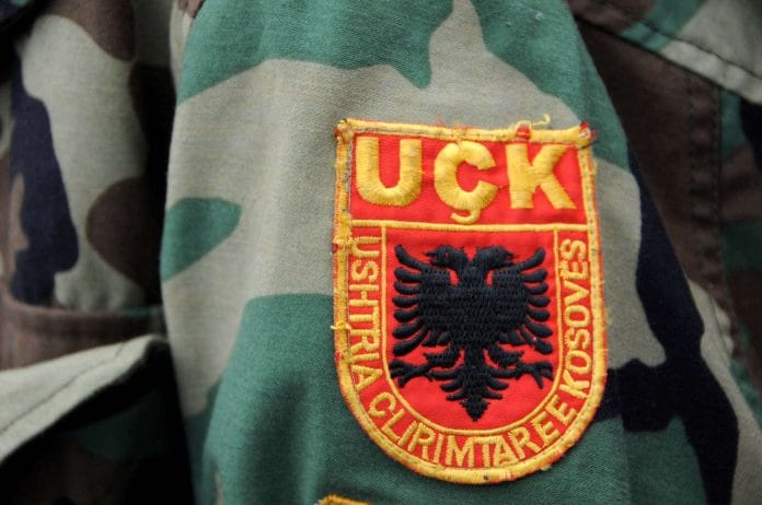 Veteranët e UÇK-së ndezin Flakadanin e Lirisë në Tetovë në mbështetje të gjykuarve në Hagë