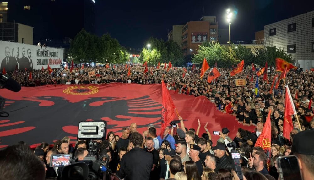 Pamjet e shpalljes së Pavarësisë rikthehen në protestë, turma brohorit në shesh