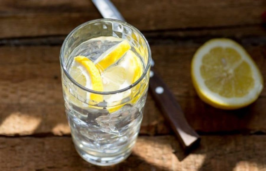 Një gotë uji me limon mëngjesisht ofron përfitime shëndetësore
