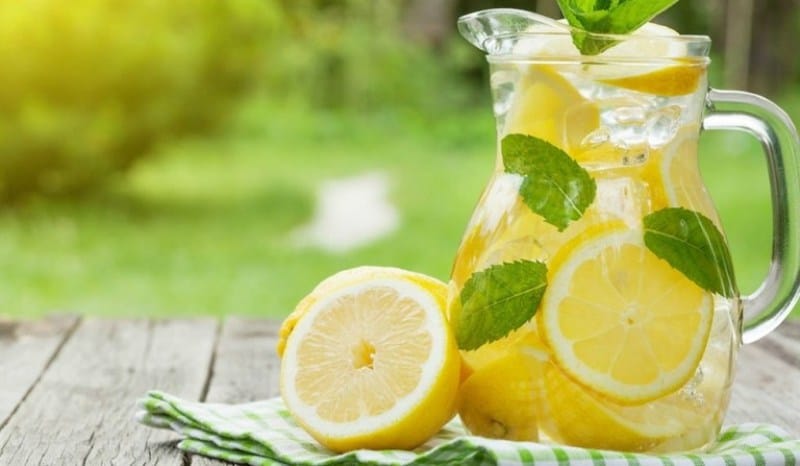 Uji me limon dhe djathi në mëngjes ofrojnë përfitime shëndetësore