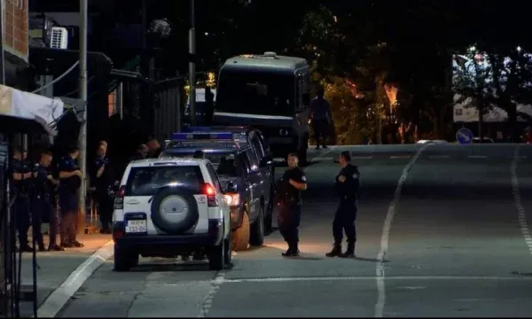 Policia ndalon veturat me simbole kombëtare në Mitrovicën e Veriut