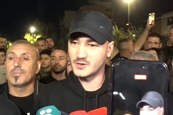 Klestor Veseli në protestë në Prishtinë: "Sot e dëgjojmë popullin se çka thotë"