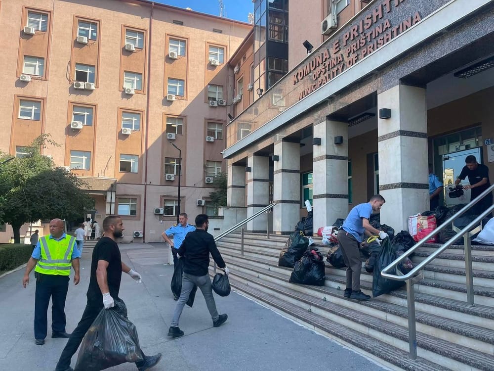 LVV bllokon hyrjen e Komunës së Prishtinës me thasë mbeturinash