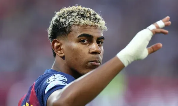 Lamine Yamal mungon në stërvitje dhe mbetet në dyshim te Barcelona