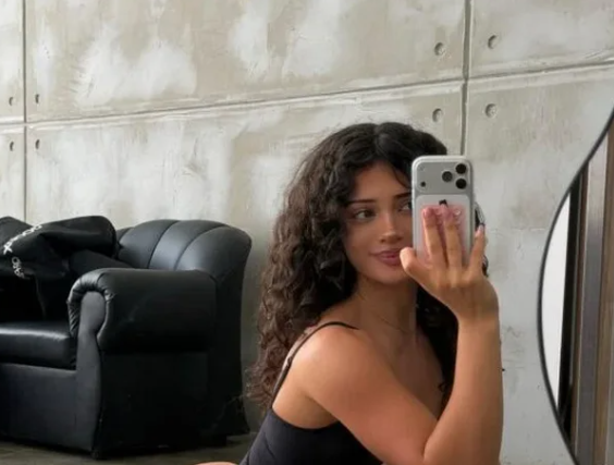 Modelja shqiptare Melimtx tërheq vëmendjen me fotot e reja në rrjetet sociale