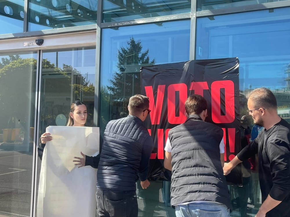 Protestuesit e „Jo në emrin tim“ kërkojnë miratimin e ligjit për mbrojtjen e UÇK-së para…