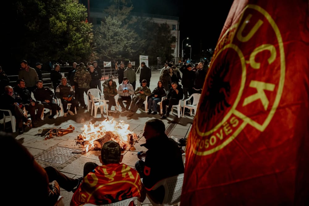 Protesta para Kuvendit vazhdon gjatë natës, kërkohet votimi i Ligjit për Gjykatën Speciale